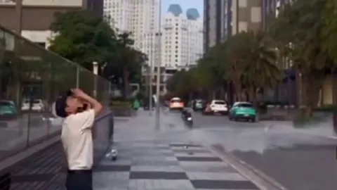 Clip: Thót tim khoảnh khắc nam thanh niên ném liền 3 bình nước 20 lít từ chung cư xuống đất