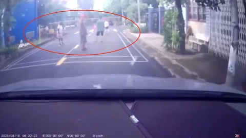 Clip: Nhóm người ngang nhiên giăng lưới đánh cầu lông giữa đường, hung hăng dọa tài xế