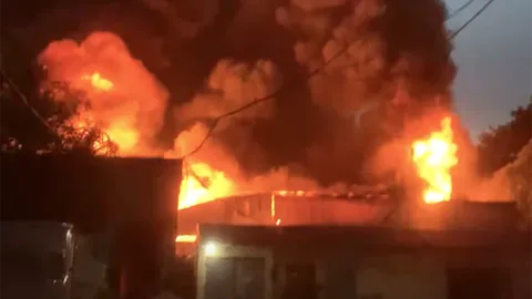 Hà Nội: Cột khói đen cao hàng chục mét bao trùm nhà xưởng, nhân chứng kể lại cảnh tượng kinh hoàng