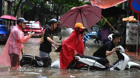Sáng 8/10: Hà Nội còn 13 điểm ngập, nhiều tuyến đường tê liệt vì nước rút chậm