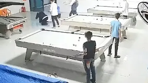 Clip: Nam sinh bị nhóm bạn dùng gậy bida đánh tới tấp, gục tại chỗ thương tâm