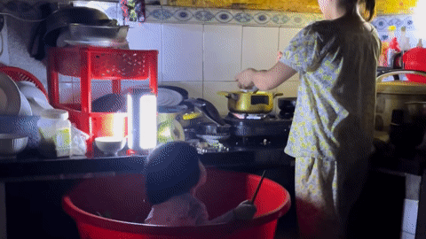 Cư dân mạng rưng rưng với khoảnh khắc em bé ngồi trong chậu, mẹ nấu cơm giữa biển nước lũ