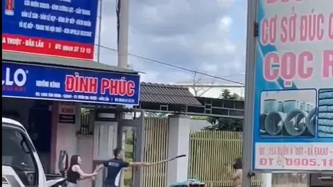 Video: Phẫn nộ cảnh người đàn ông vác dao đuổi đánh nữ shipper