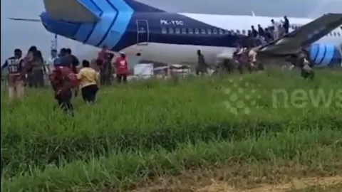 Video: Máy bay Boeing 737 bốc cháy, hành khách hoảng loạn nhảy từ cửa sổ thoát thân