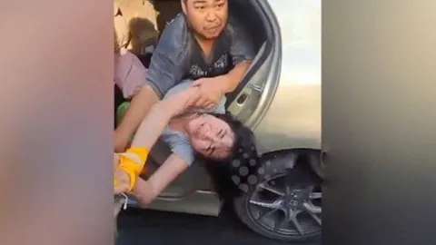 Clip: Níu kéo bất thành, nam thanh niên liều lĩnh bắt cóc người yêu cũ