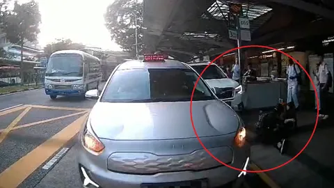 Clip: Đứng chờ taxi, cậu bé 6 tuổi cùng 2 người khác bị nữ tài xế ô tô tông trực diện