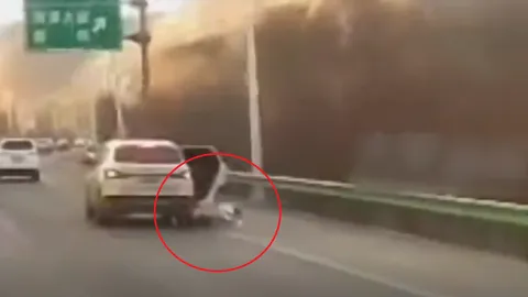 Clip: Thót tim khoảnh khắc cửa ô tô bỗng nhiên bật ra, khiến bé trai rơi xuống đường cao tốc