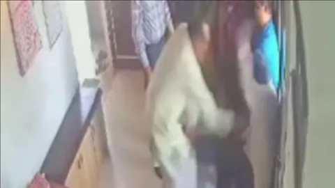 Clip: Hiệu trưởng mất bình tĩnh, liên tục tát vào mặt giáo viên tới 18 lần