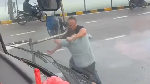 Clip: Va chạm giao thông, 2 người đàn ông lao vào "thượng cẳng chân hạ cẳng tay"