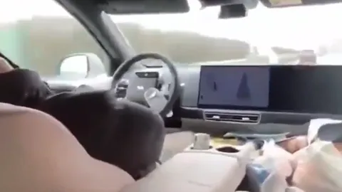 Clip: Tài xế liều lĩnh ngủ say khi xe tự lái, con nhỏ vô tư trên băng ghế sau