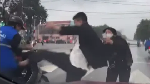 Clip: Nam thanh niên mặc áo shipper bị đánh gãy mũi, công an nhanh chóng vào cuộc