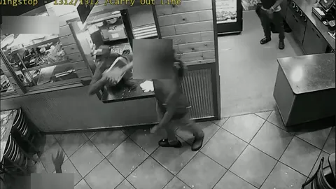 Clip: Quản lý quán ăn nổi giận, tấn công, ném dầu nóng vào khách hàng