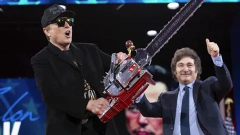 Clip: Tỷ phú Elon Musk nhận chiếc "cưa máy cho sự quan liêu"