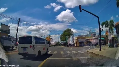 Clip: Không bật đèn ưu tiên, vượt đèn đỏ, xe cấp cứu gây tai nạn nghiêm trọng