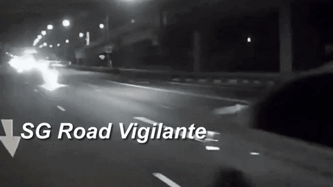 Clip: Xe máy bất ngờ "xòe", trượt dài hàng chục mét trên cao tốc