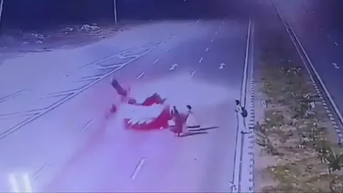 Clip: Ô tô phóng nhanh, tông thẳng vào người phụ nữ qua đường khiến nạn nhân văng lên không trung