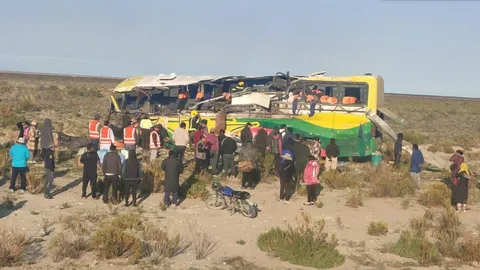 Clip: Hiện trường tan hoang vụ 2 xe buýt tông nhau khiến ít nhất 37 người chết