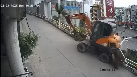 Clip: Máy xúc mất phanh, tụt dốc rơi xuống bờ kè khiến tài xế tử vong tại chỗ