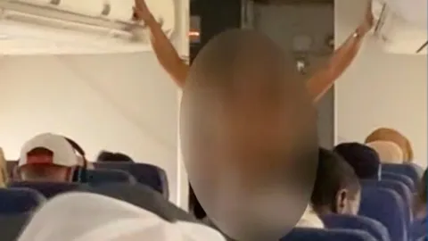 Clip: Người phụ nữ khỏa thân la hét, quậy phá trên máy bay khiến hành khách "đỏ mặt"
