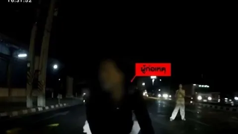 Clip: Người phụ nữ bất ngờ lao ra giữa đường, nhảy lên nóc capo ô tô gây náo loạn cả phố