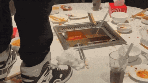 Clip: Dân mạng phẫn nộ trước cảnh người đàn ông thản nhiên... tiểu tiện vào nồi lẩu