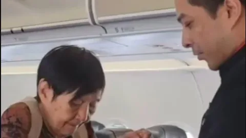 Clip:  Ấm lòng với sự kiên nhẫn, ấm áp dành cho hành khách lớn tuổi của nam tiếp viên hàng không