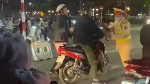 Clip: Khởi tố 2 người đàn ông U70 đấm thẳng vào mặt CSGT khi bị kiểm tra nồng độ cồn
