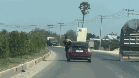 Clip: Thót tim cảnh người đàn ông liều lĩnh nhảy khỏi ô tô giữa đường phố để thoát khỏi kẻ bắt cóc