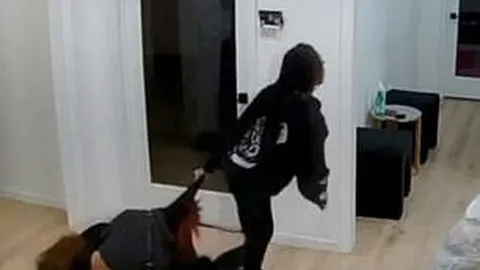 Clip: Bức xúc trước cảnh thợ cắt tóc kéo lê cô gái 15 tuổi trên sàn nhà sau cuộc tranh cãi