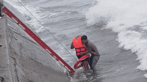 Clip: Giải cứu cô gái "gieo mình" xuống biển, nguyên nhân chỉ vì bạn trai không mua trà sữa?