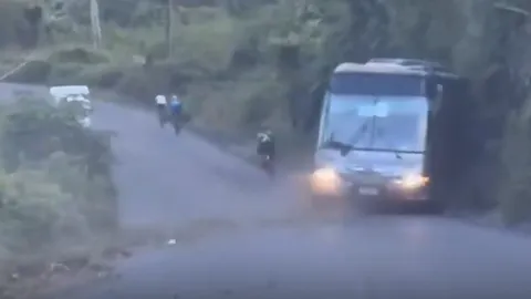 Clip: Rùng mình khoảnh khắc xe buýt chở 49 hành khách mất phanh, lao xuống khe núi