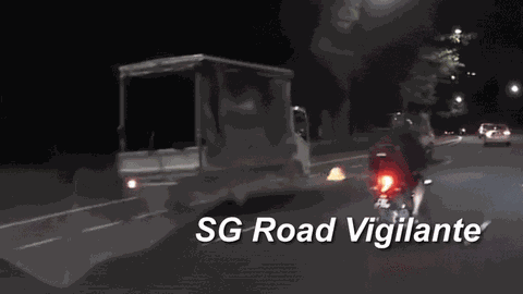 Clip: Tai nạn nghiêm trọng giữa 2 xe tải trên cao tốc, 1 tài xế bị thương nặng