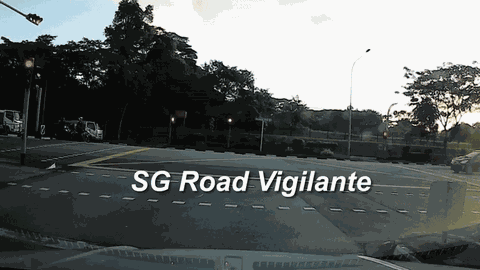 Clip: Ô tô phóng nhanh, vượt đèn đỏ ở Singapore, hất văng tài xế xe máy lên không trung