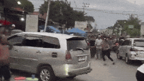 Clip: 53 tù nhân vượt ngục, leo lên mái nhà để tẩu thoát gây náo loạn cả con phố ở Indonesia
