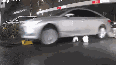 Clip: Bị ô tô cán qua đầu, thanh niên Trung Quốc thoát chết kỳ diệu