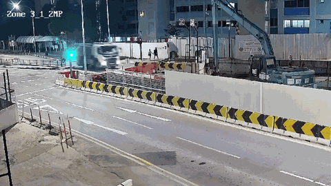 Clip: Tài xế xe tải nghi ngủ gật, "ủi" thẳng vào công trường xây dựng