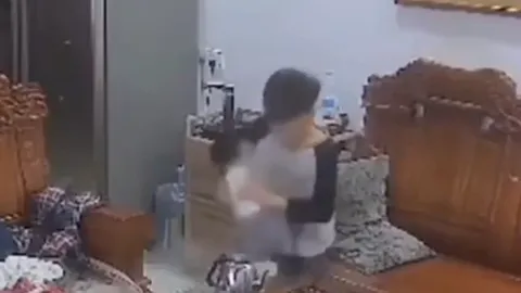 Clip: Thót tim cảnh bình giữ nhiệt phát nổ trên tay bé trai