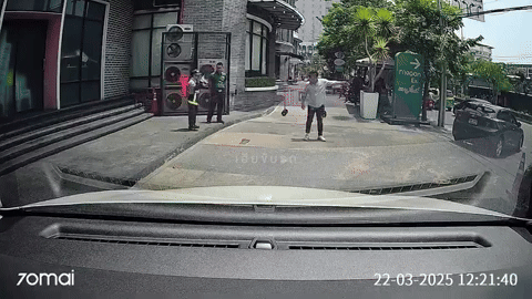 Clip: Tranh cãi trong lúc lùi xe, tài xế "nóng máu" chửi bới, đấm thẳng vào mặt bảo vệ