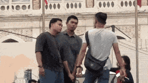 Clip: Người bán rong "điên tiết" ném nước, đập phá khi bị tịch thu hàng hóa