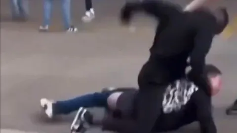 Clip: Học sinh trung học bị bạn đánh đập dã man, đấm liên tục vào đầu, giáo viên can không nổi