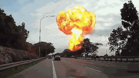 Clip: Vụ nổ ống dẫn gas kinh hoàng ở Malaysia khiến khói đen bao phủ cả khu vực, cột lửa cao chọc trời