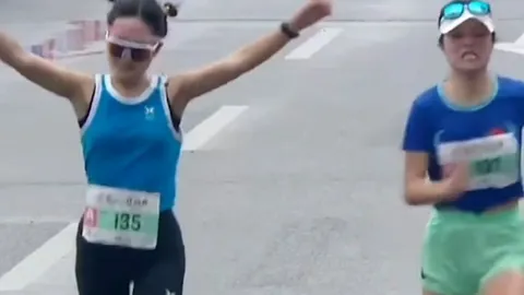 Clip: "Gáy" sớm, nữ vận động viên tuột mất ngôi vô địch trong gang tấc