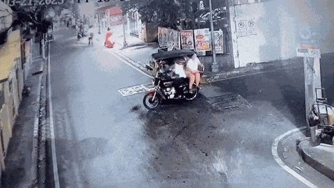 Clip: Xe 3 bánh bất ngờ bốc cháy ngùn ngụt, "anh hùng" giao nước cứu nguy kịp thời