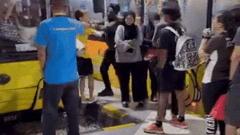 Clip: Tranh cãi chuyện xếp hàng, 2 thanh niên "nóng máu", "tỉ thí" nảy lửa giữa đường