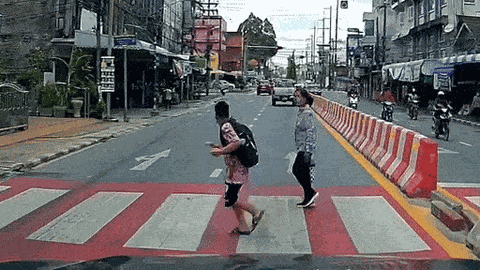 Clip: Cúi đầu cảm ơn rồi sang đường, bé trai bị xe máy tông văng lên vỉa hè