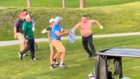 Clip: Sân golf hóa võ đài, người đàn ông bị đấm gục ngay tại chỗ