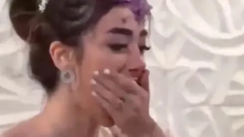 Clip: Úp mặt cô dâu vào bánh cưới, chú rể hứng chịu “gạch đá” từ cư dân mạng