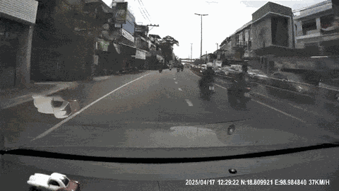 Clip: Thanh niên đá văng người đi xe máy giữa đường rồi bỏ trốn, lý do nghe xong chỉ biết thở dài