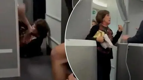 Clip: Cố xông vào buồng lái, nữ hành khách bị tiếp viên ngăn chặn quyết liệt, quật ngã xuống đất