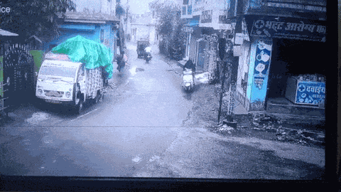 Clip: Bò "điên" đi lạc, “cướp” xe tay ga, phóng bạt mạng như dân chơi rồi bình thản bỏ đi